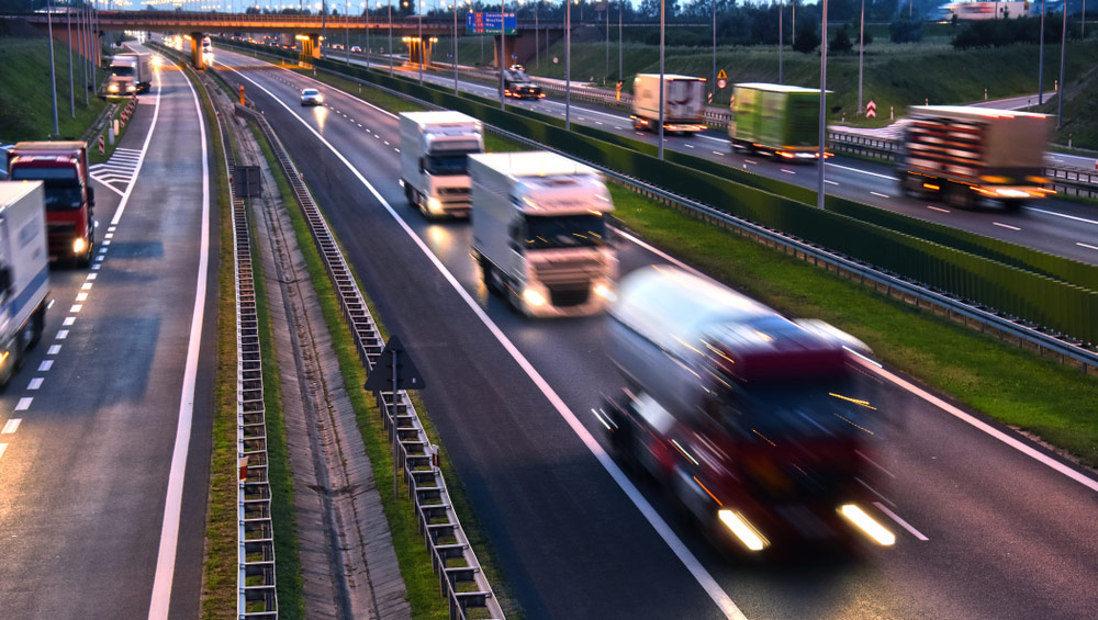 Ciężarówki poruszające się po autostradzie - e-tollgps.pl