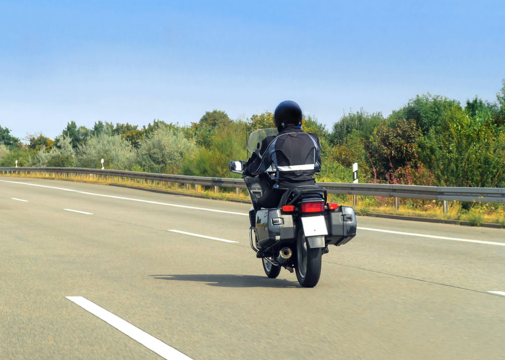 Motocykl jadący przez autostradę - widok od tyłu - e-tollgps.pl