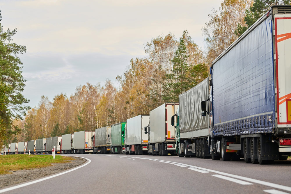 Rząd ciężarówek na drodze – e-tollgps.pl
